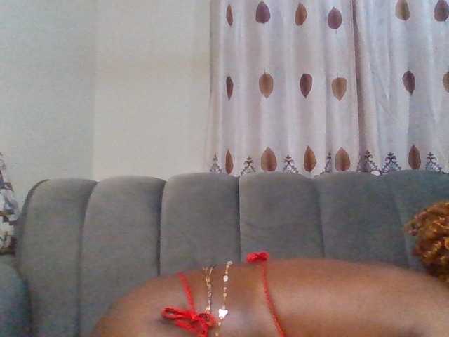 PetiteDivah24 live cam on BongaCams