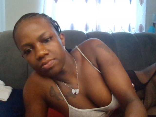PetiteDivah24 live cam on BongaCams
