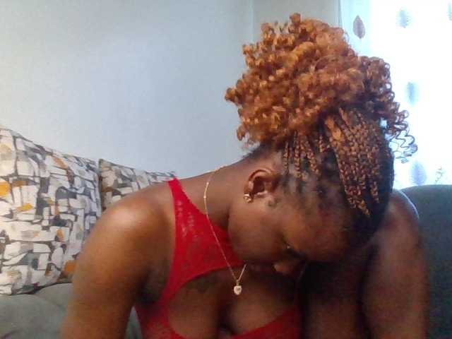 PetiteDivah24 live cam on BongaCams
