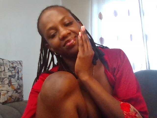 PetiteDivah24 live cam on BongaCams