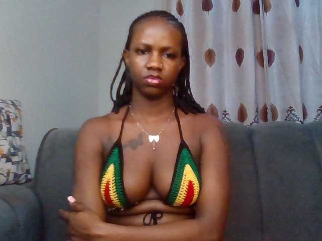 PetiteDivah24 live cam on BongaCams