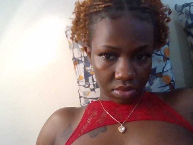 PetiteDivah24 live cam on BongaCams