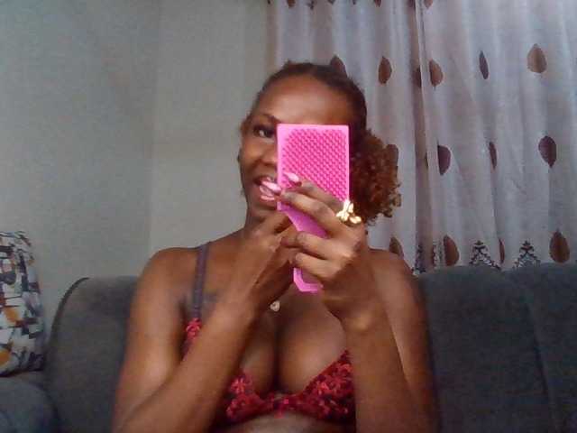 PetiteDivah24 live cam on BongaCams