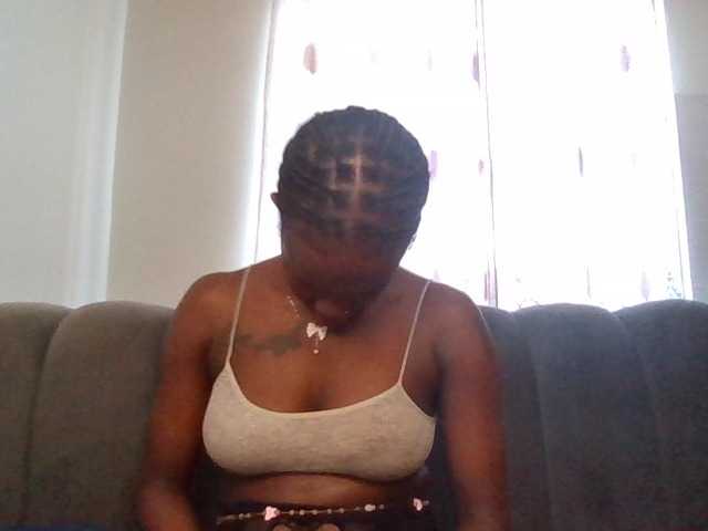 PetiteDivah24 live cam on BongaCams