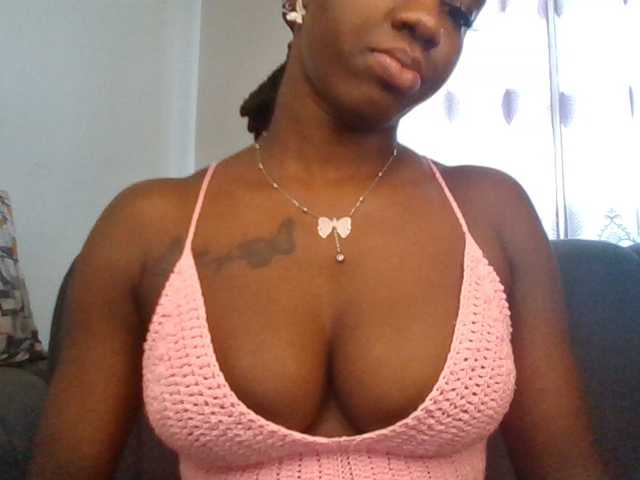 PetiteDivah24 live cam on BongaCams