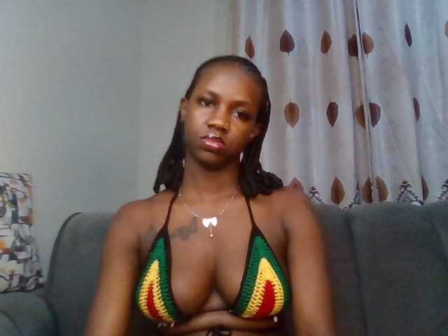 PetiteDivah24 live cam on BongaCams