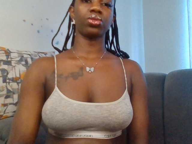 PetiteDivah24 live cam on BongaCams