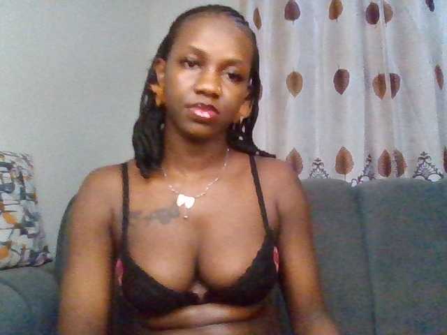 PetiteDivah24 live cam on BongaCams