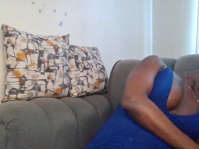 PetiteDivah24 live cam on BongaCams