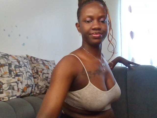 PetiteDivah24 live cam on BongaCams