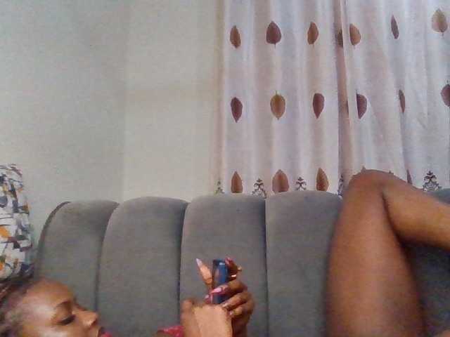 PetiteDivah24 live cam on BongaCams