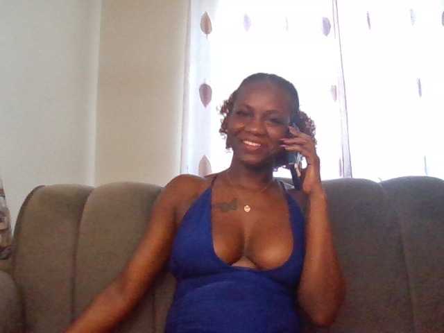 PetiteDivah24 live cam on BongaCams