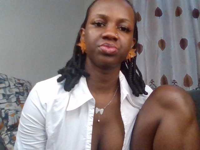 PetiteDivah24 live cam on BongaCams