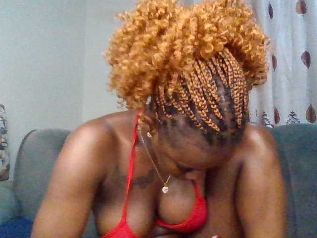 PetiteDivah24 live cam on BongaCams