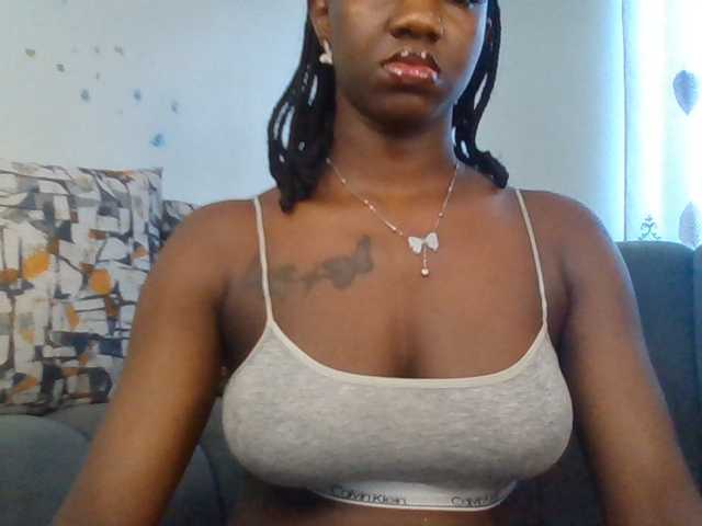 PetiteDivah24 live cam on BongaCams
