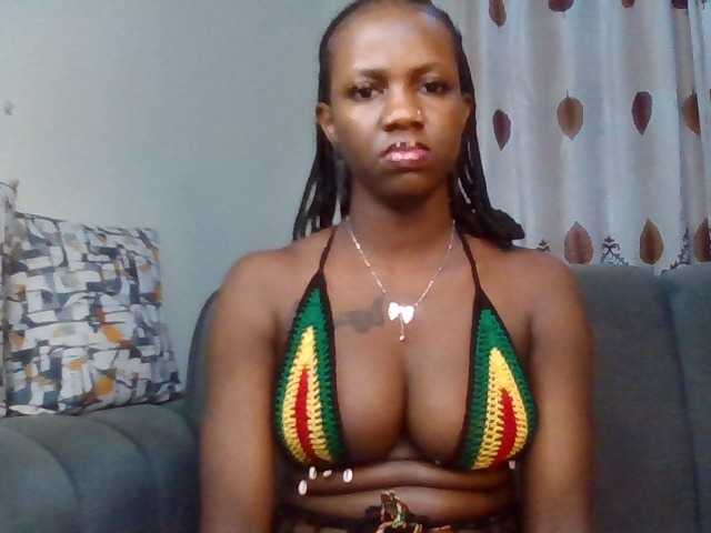 PetiteDivah24 live cam on BongaCams