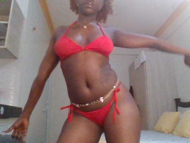 PetiteDivah24 live cam on BongaCams
