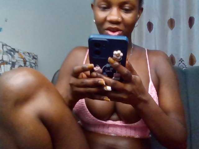 PetiteDivah24 live cam preview