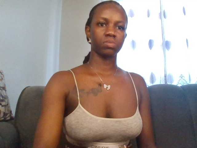 PetiteDivah24 live cam on BongaCams