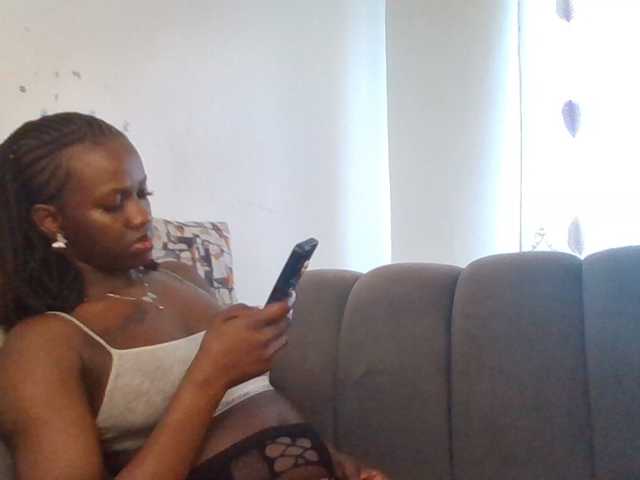 PetiteDivah24 live cam on BongaCams