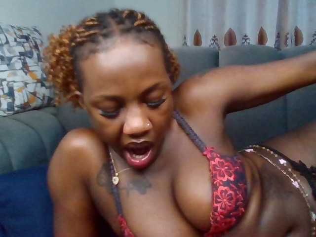 PetiteDivah24 live cam on BongaCams