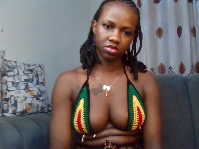 PetiteDivah24 live cam on BongaCams