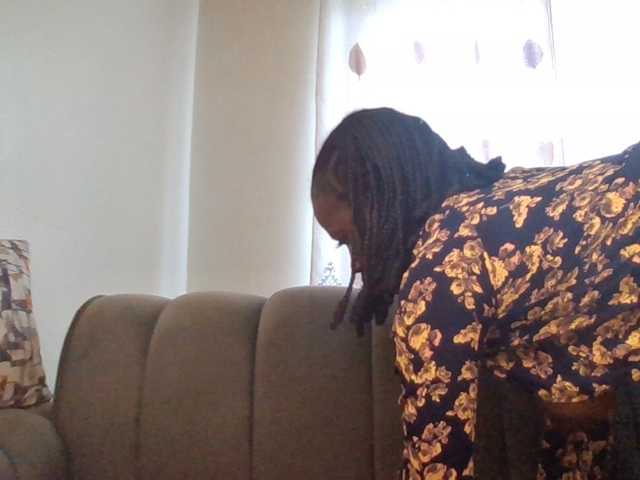 PetiteDivah24 live cam on BongaCams