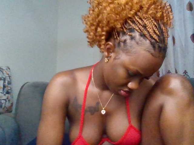 PetiteDivah24 live cam on BongaCams