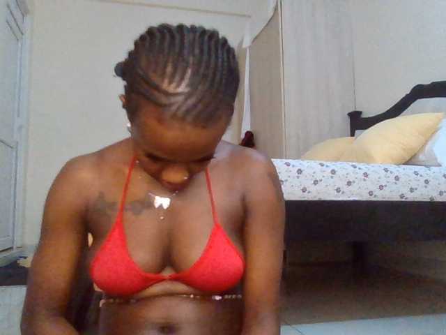 PetiteDivah24 live cam on BongaCams
