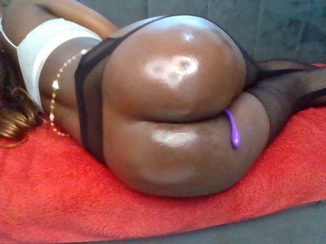 PetiteDivah24 live cam on BongaCams