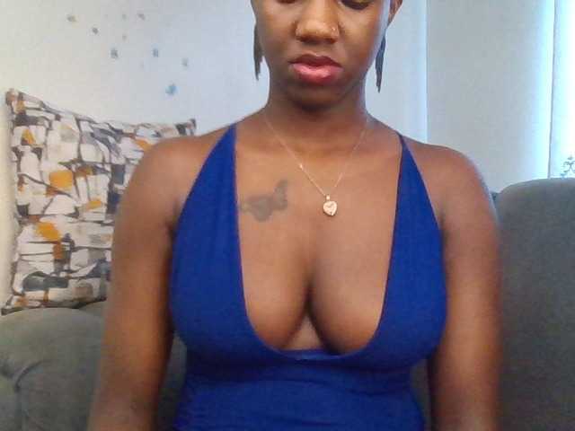 PetiteDivah24 live cam on BongaCams