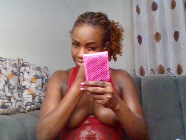 PetiteDivah24 live cam on BongaCams