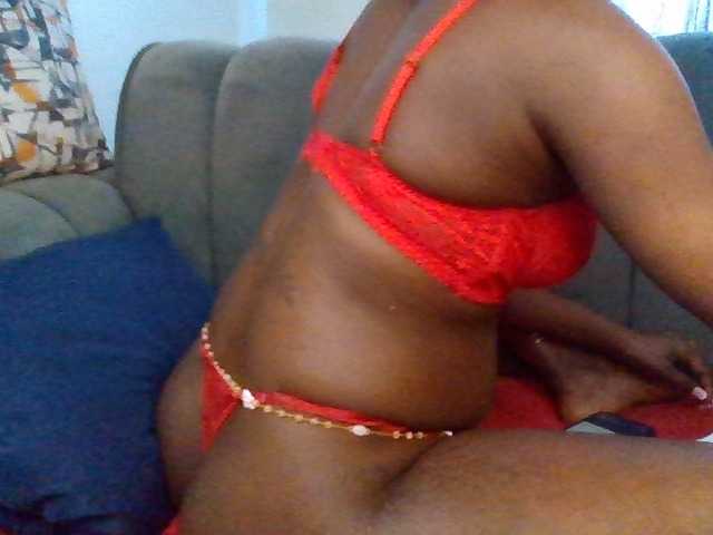PetiteDivah24 live cam on BongaCams