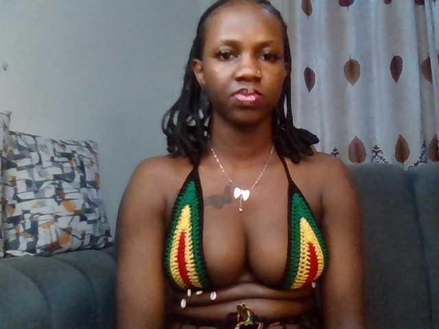 PetiteDivah24 live cam on BongaCams