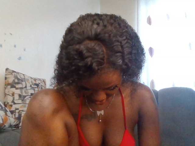 PetiteDivah24 live cam on BongaCams