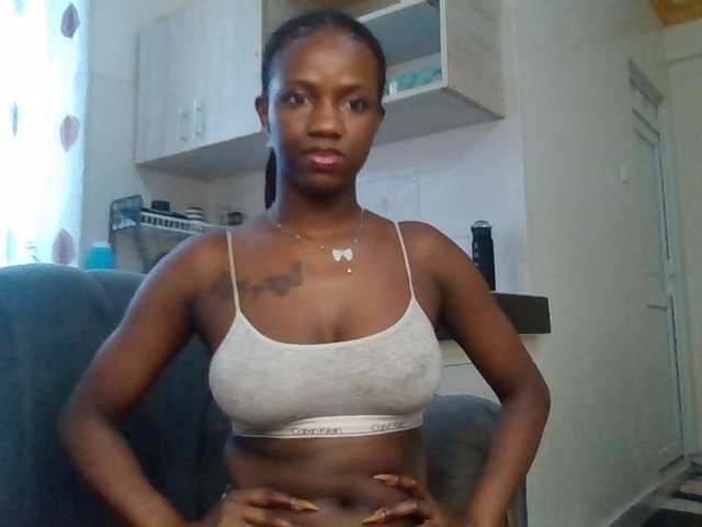 PetiteDivah24 live cam on BongaCams