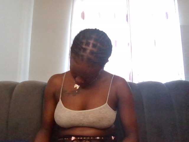 PetiteDivah24 live cam on BongaCams