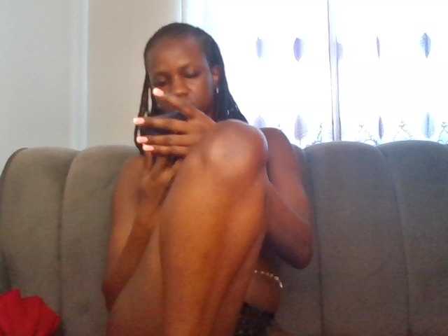 PetiteDivah24 live cam on BongaCams