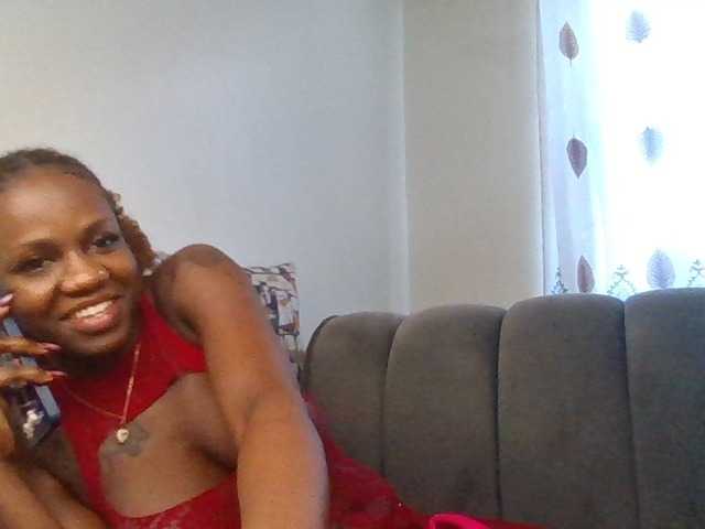 PetiteDivah24 live cam on BongaCams