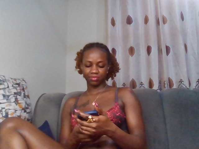 PetiteDivah24 live cam on BongaCams