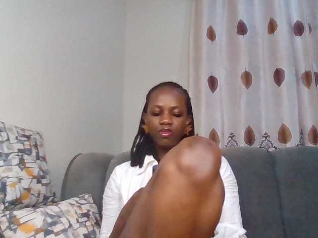 PetiteDivah24 live cam on BongaCams