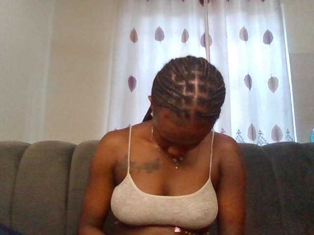 PetiteDivah24 live cam on BongaCams