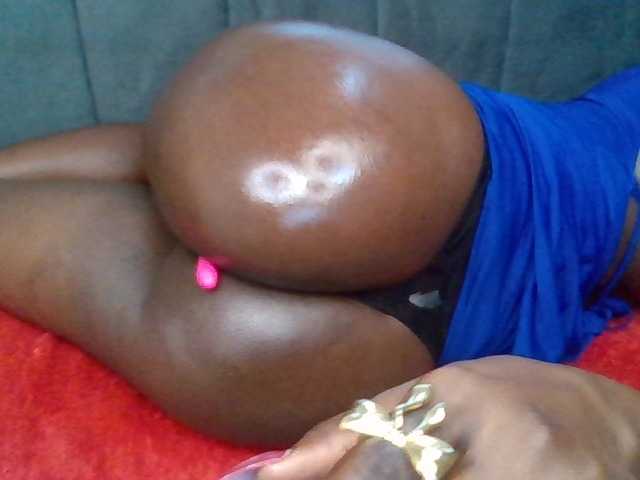 PetiteDivah24 live cam on BongaCams