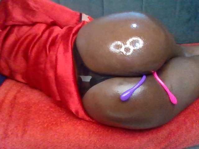 PetiteDivah24 live cam on BongaCams