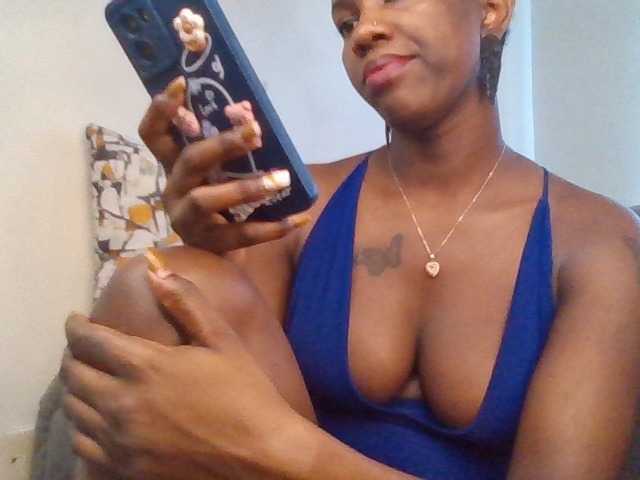 PetiteDivah24 live cam on BongaCams
