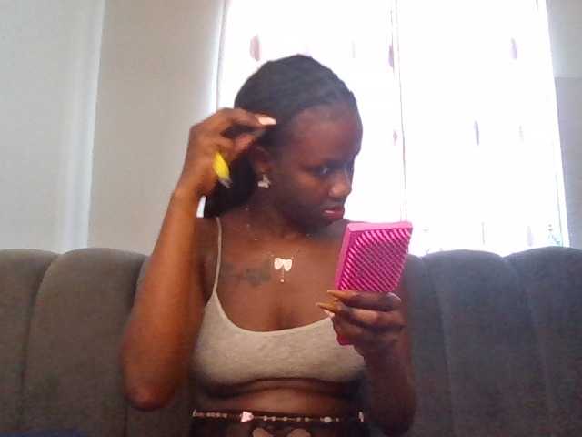 PetiteDivah24 live cam on BongaCams
