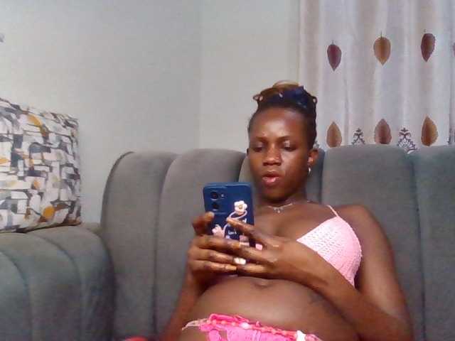 PetiteDivah24 live cam on BongaCams