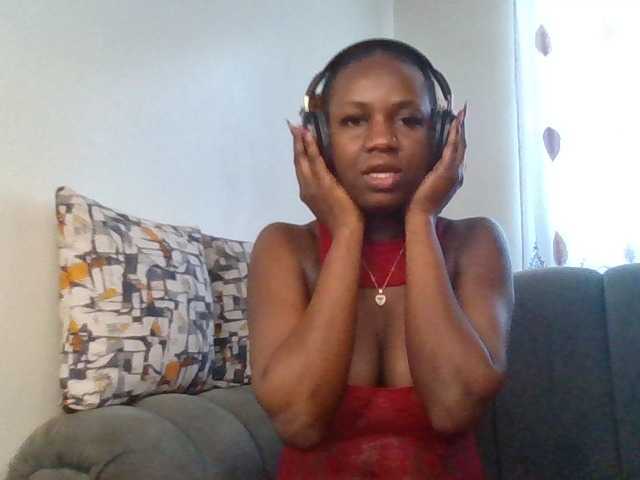 PetiteDivah24 live cam on BongaCams