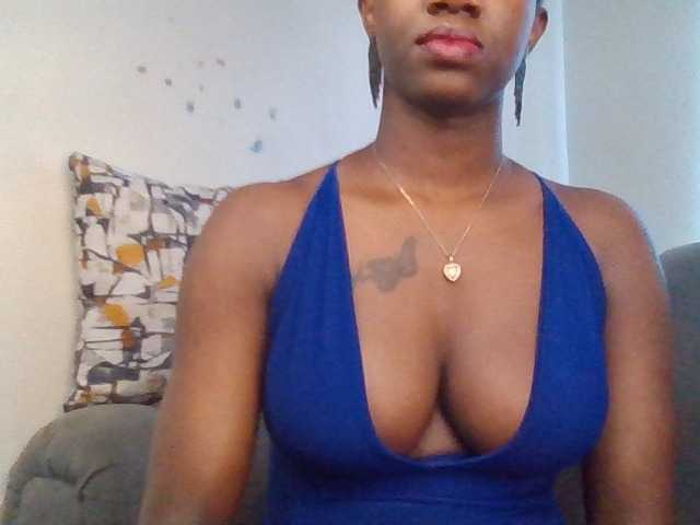 PetiteDivah24 live cam on BongaCams