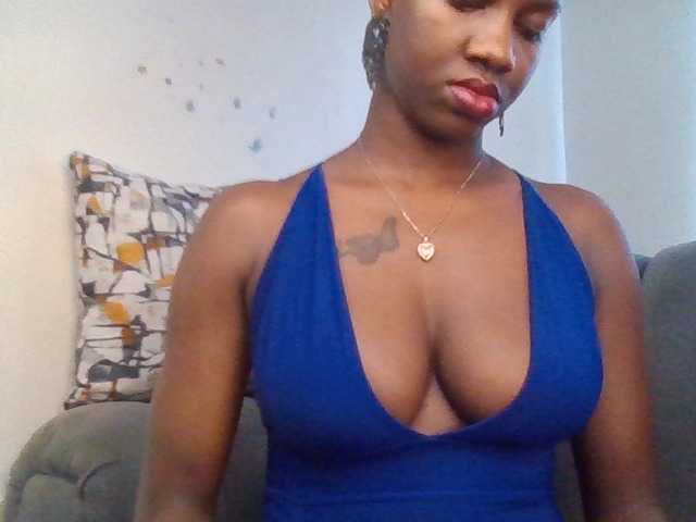 PetiteDivah24 live cam preview